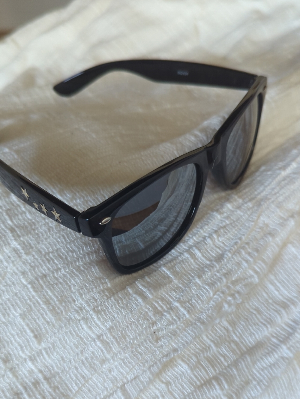 🆕 Wayfarer Sunglasses with Star Accent